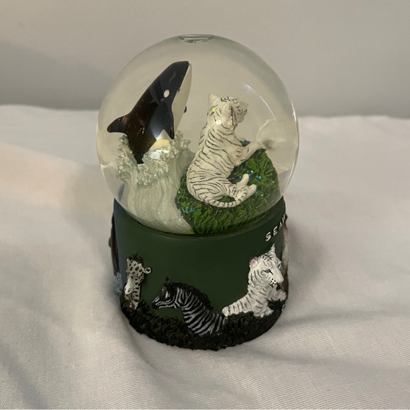 NEW Sea World / Busch Gardens “Conservation. It’s In Our Nature” Snow Globe - Picture 4 of 6